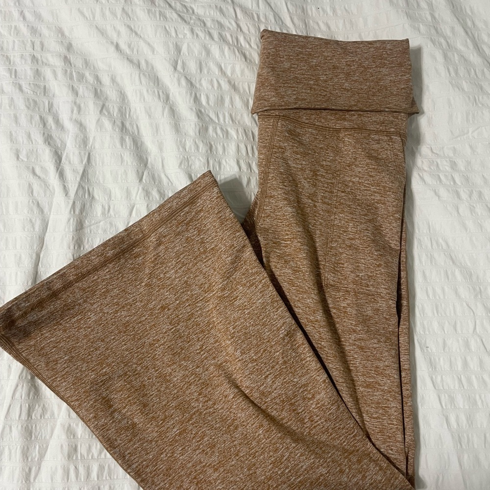 Aerie offline hugging fold over  Flare leggings size L tan and white